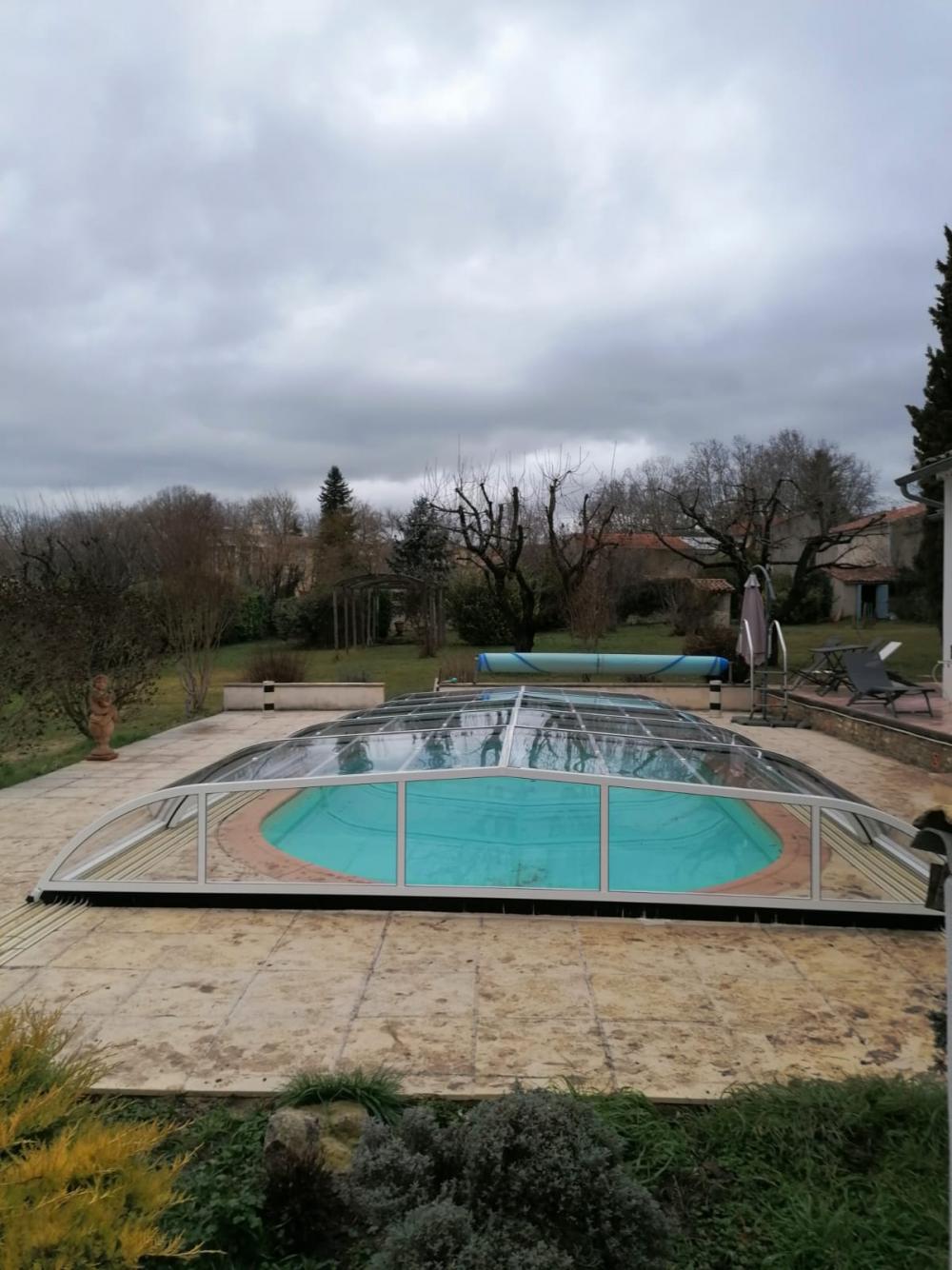 Abri de piscine mi-haut galbé à Mane