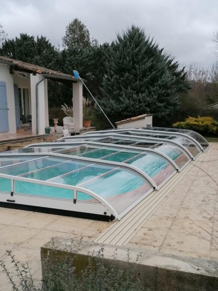 Abri de piscine mi-haut galbé à Mane