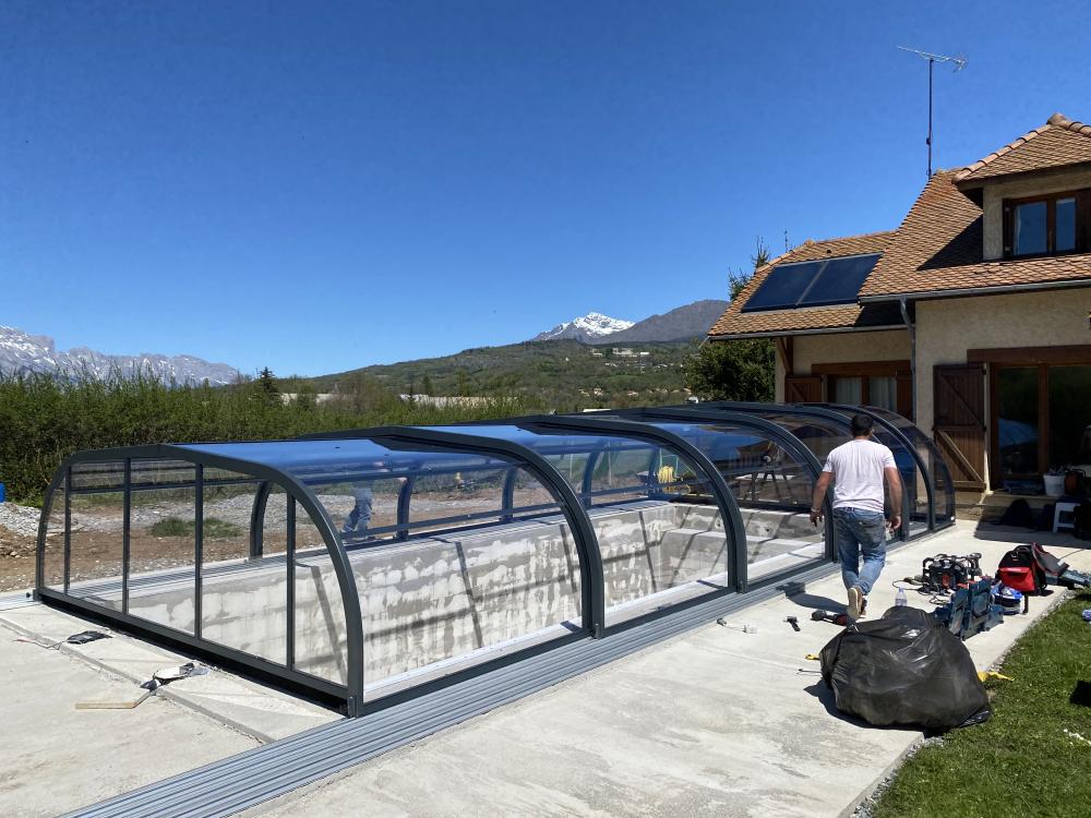 Abri de piscine mi-haut galbé