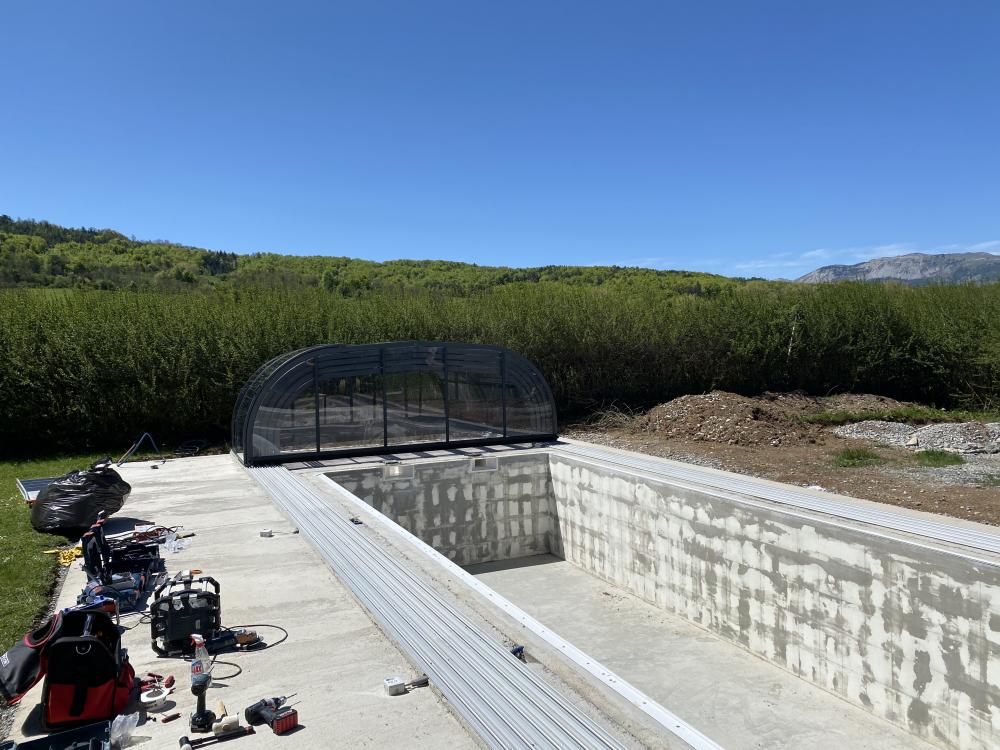 Abri de piscine mi-haut galbé