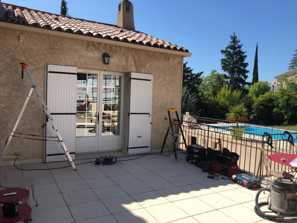 Store banne blanc à Gréoux les Bains 