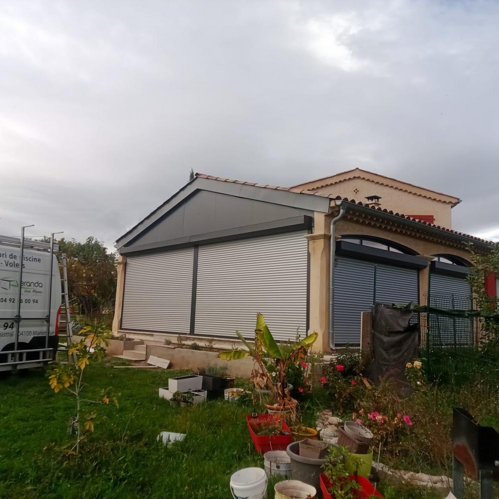 Fermeture de terrasse avec volets roulants à Sisteron 