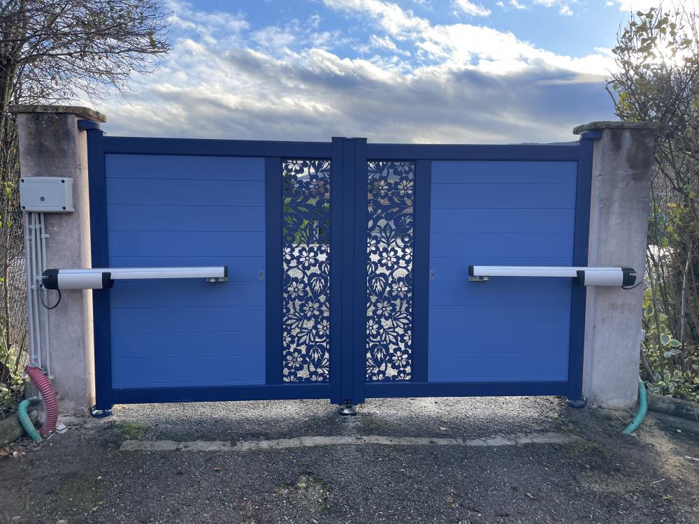 Portail en aluminium à Lazer (05300)