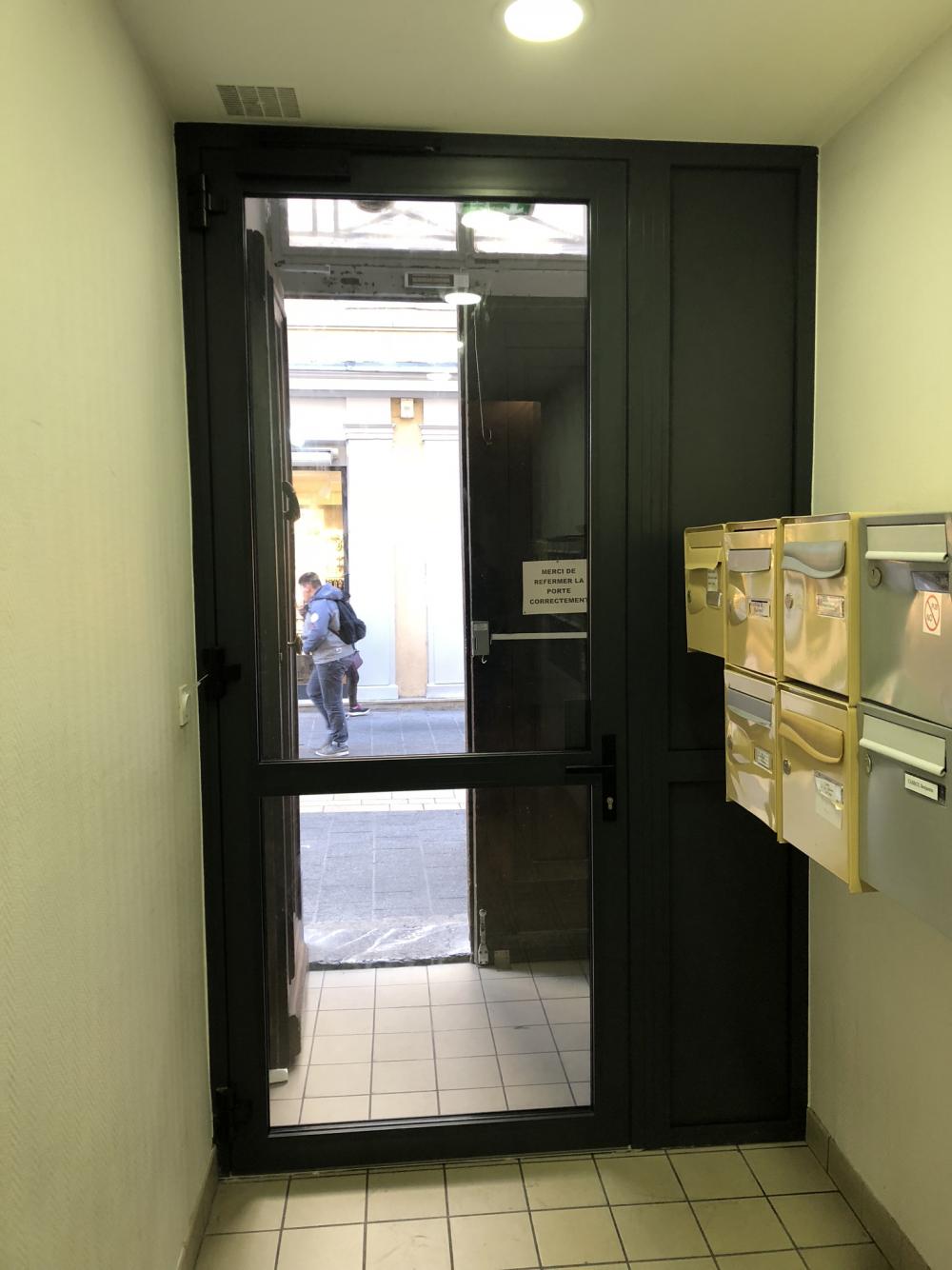 Porte d'entrée d'immeuble avec contrôle d'accés