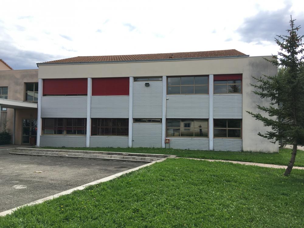 Pose de stores solaires sur bâtiment public