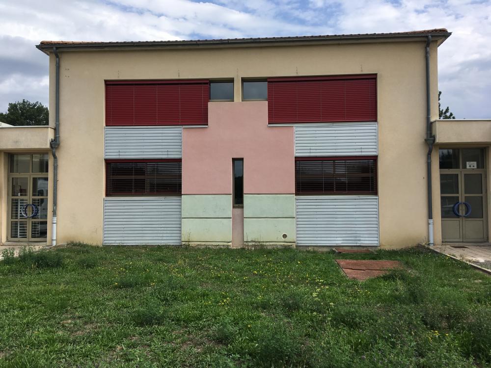 Pose de stores solaires sur bâtiment public