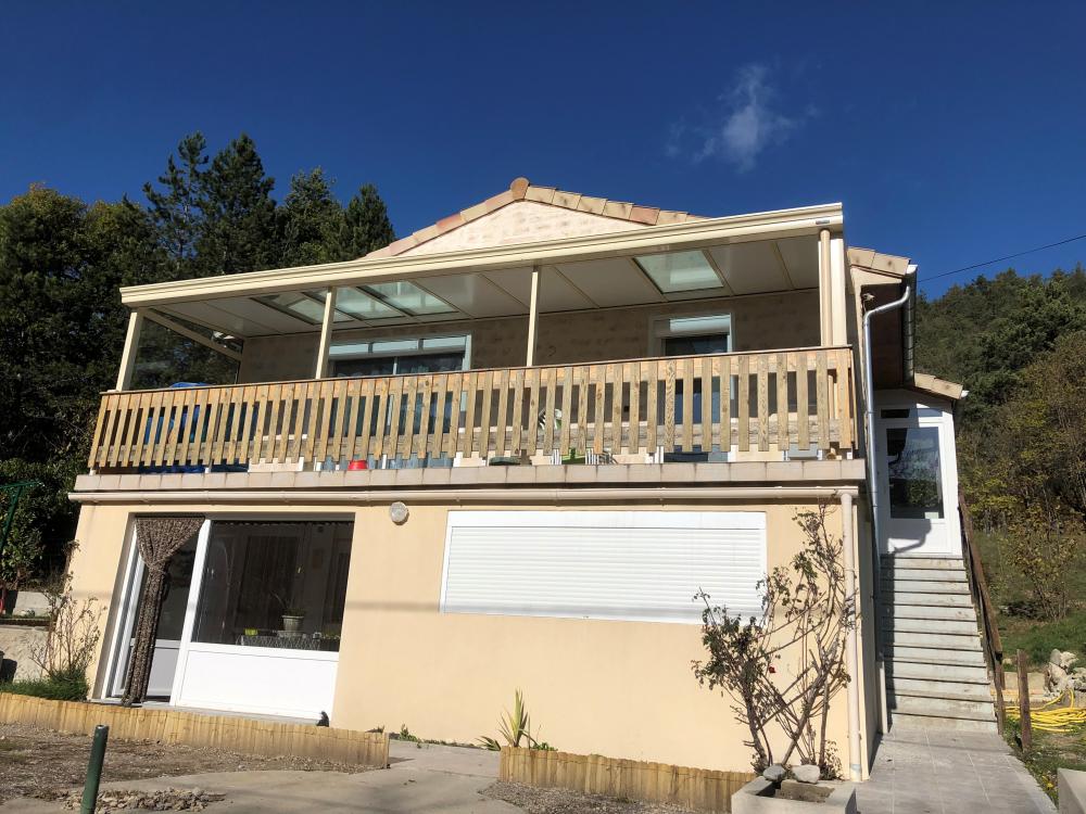 Pose d'une toiture de véranda sur une terrasse existante