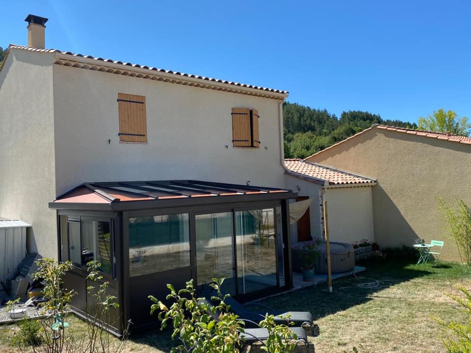 Véranda destinée à recevoir une salle à manger à Tallard