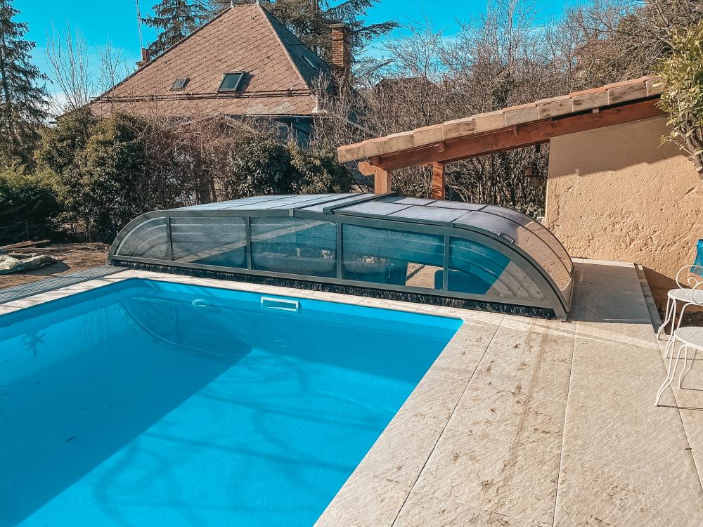 Abris de piscine bas galbé à Gap