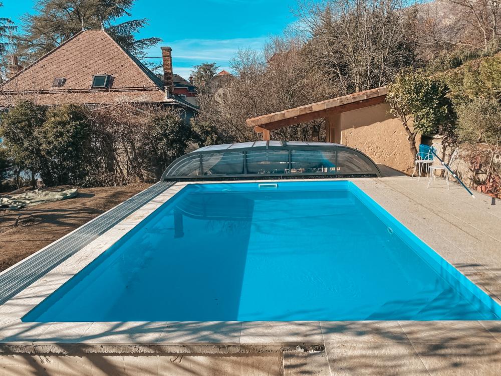 Abris de piscine bas galbé à Gap