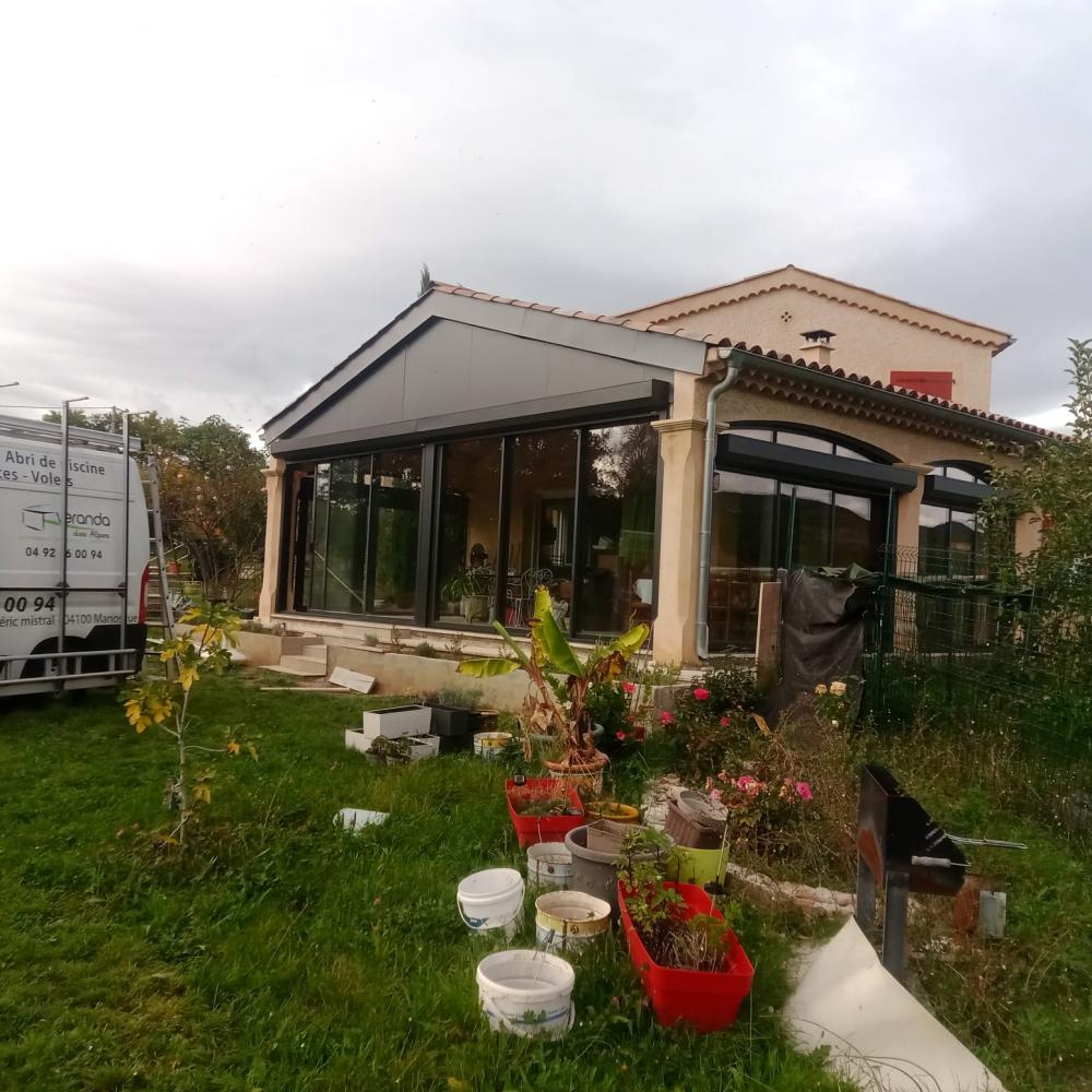 Fermeture de terrasse avec volets roulants à Sisteron 