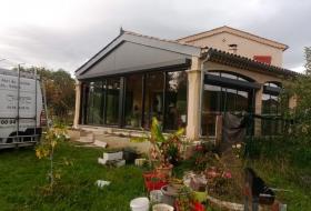 Fermeture de terrasse avec volets roulants à Sisteron 