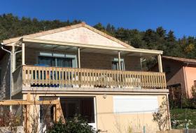 Pose d'une toiture de véranda sur une terrasse existante