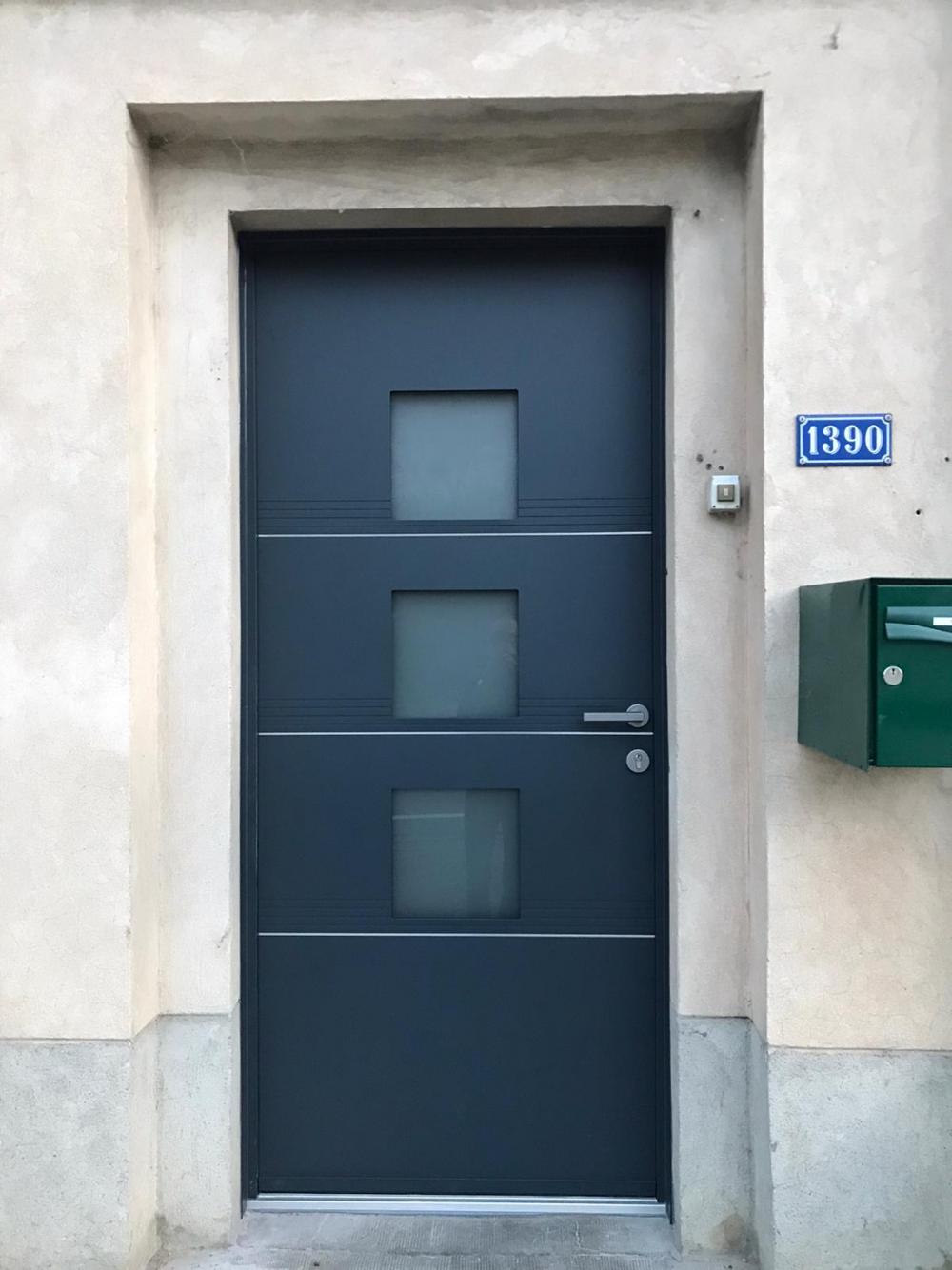 Porte d'entrée en aluminium