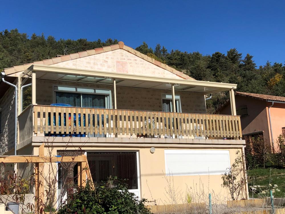 Pose d'une toiture de véranda sur une terrasse existante